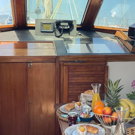 Sailing Nights Boat&breakfast