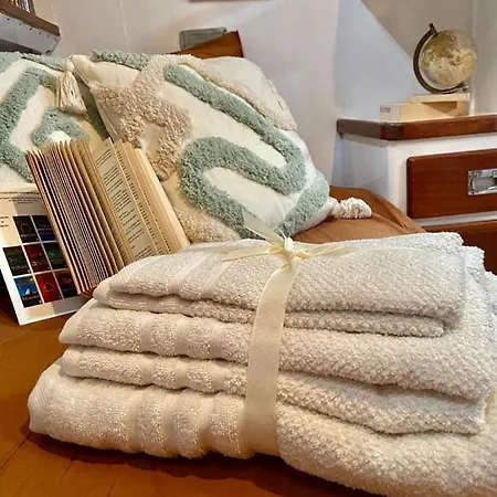 Sailing Nights Boat&breakfast 보트호텔 *