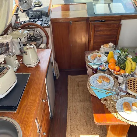 Sailing Nights Boat&breakfast 보트호텔 *